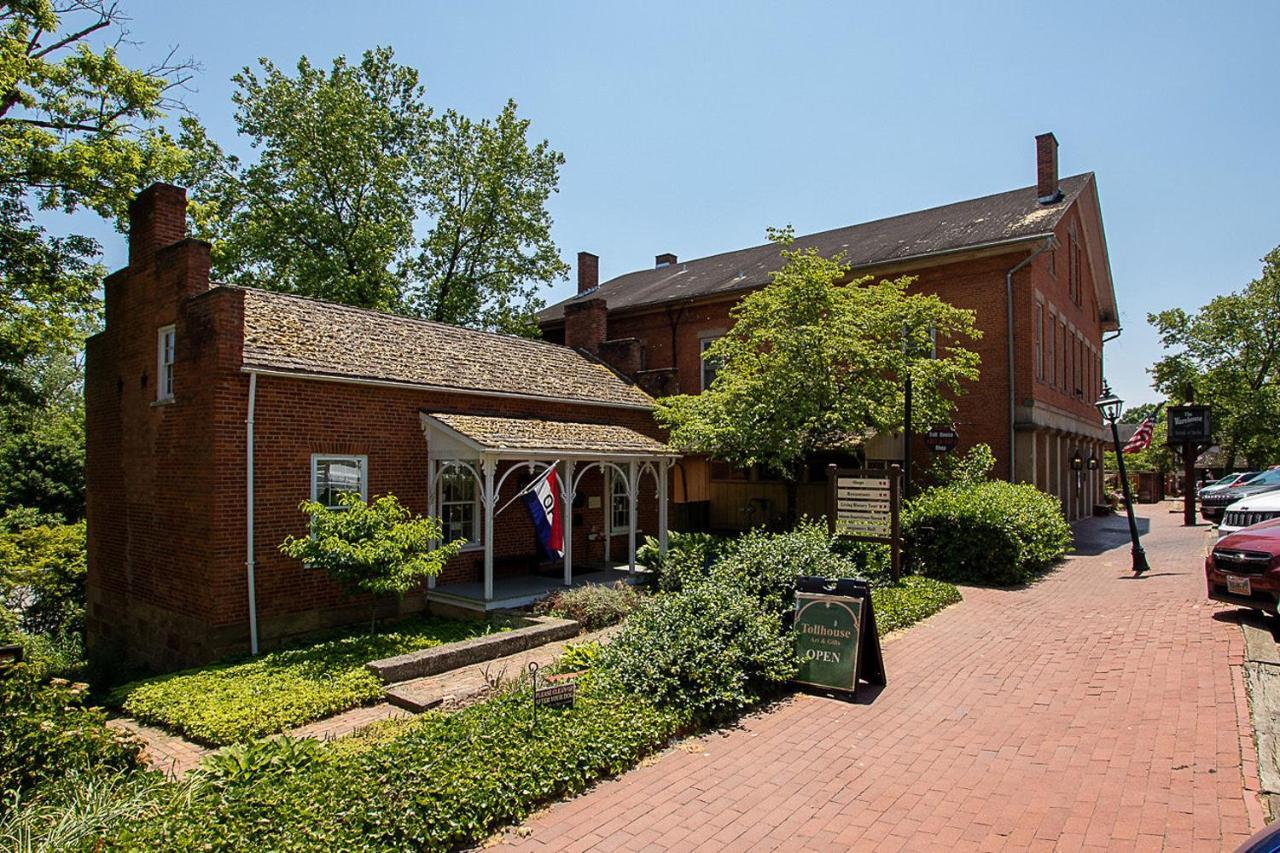 Country Squire Inn And Suites Coshocton Exterior foto