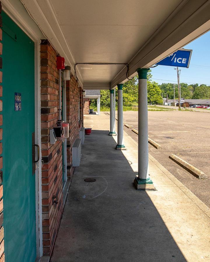 Country Squire Inn And Suites Coshocton Exterior foto